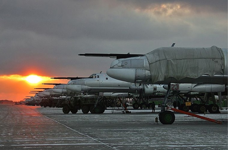 Máy bay ném bom chiến lược Tu-95 do hãng Tupolev nghiên cứu sản xuất từ đầu những năm 1950 trang bị cho Không quân Liên Xô (chính thức năm 1957). Ngày nay, nó vẫn phục vụ tích cực trong Không quân Nga và trở thành máy bay ném bom chiến lược duy nhất trên thế giới còn dùng động cơ cánh quạt.